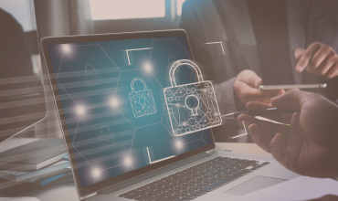 Computador com ícone de cadeado digital simbolizando segurança da informação e gestão de riscos cibernéticos.